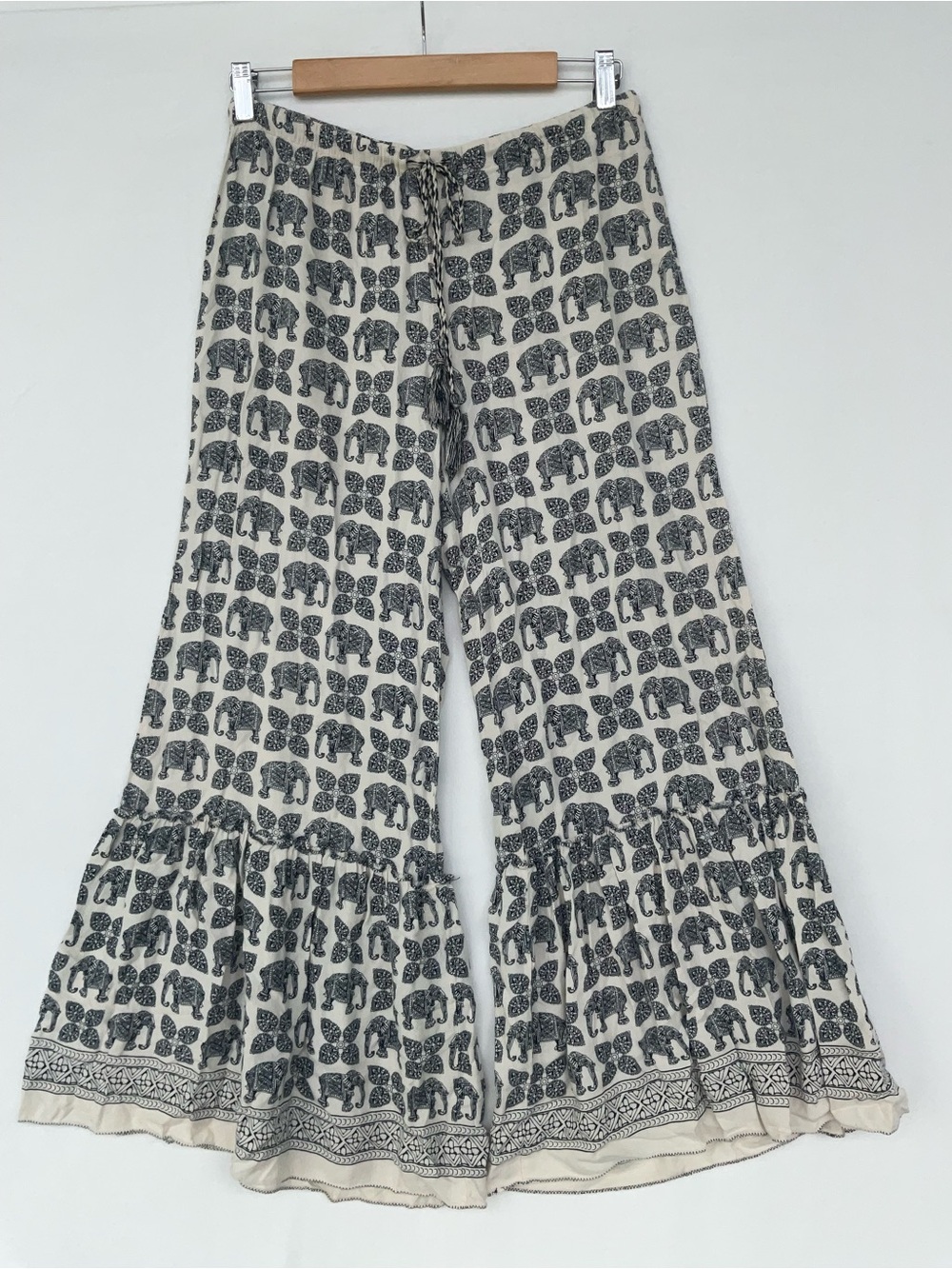 Chelsea & Violet Ivory Wide-Leg Pants with Black Elephant Print
